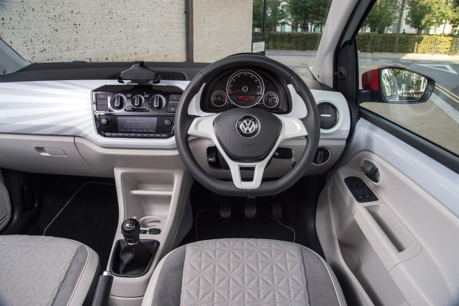 Торпедо Volkswagen up! beats 5-Door 2016 года  (UK) (фото 14 из 23)
